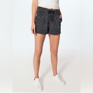 Lululemon On The Fly Short 2.5” Soundwave White Black W7AI0S Full-On® Luxtreme 6